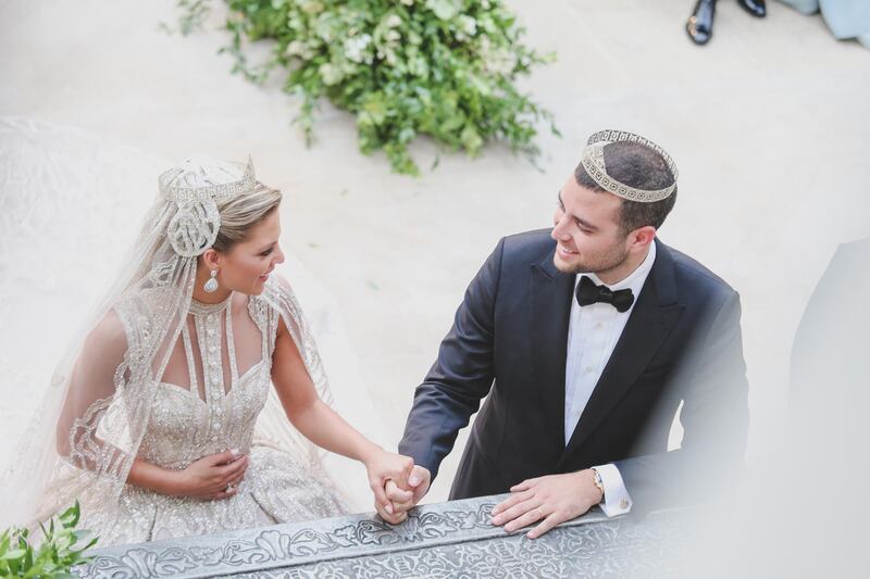 The couple in the middle of the religious ceremony. Photo: ParAzar 