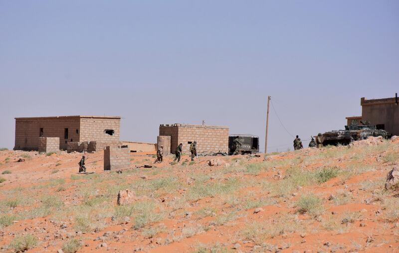 Syria government forces advance in Al-Shula on the southwestern outskirts of Deir Ezzor, on September 7, 2017, during the ongoing battle against Islamic State (IS) group jihadists. 
Syria's army are continuing their battle to expel Islamic State group fighters from their key stronghold of Deir Ezzor after breaking a years-long siege of a government enclave in the city.  / AFP PHOTO / George OURFALIAN