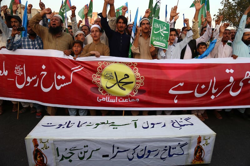 epa07141504 Supporters of Islamic political party Jamat-e-Islami during a protest after the Supreme Court acquitted Asia Bibi, a Christian accused of blasphemy, in Karachi, Pakistan, 04 November 2018. Radical Islamist has been protesting in a number of Pakistan cities against the Supreme Court's decision to overturn the death sentence of Christian woman Asia Bibi, who had been convicted in 2010 of blasphemy.  EPA/SHAHZAIB AKBER