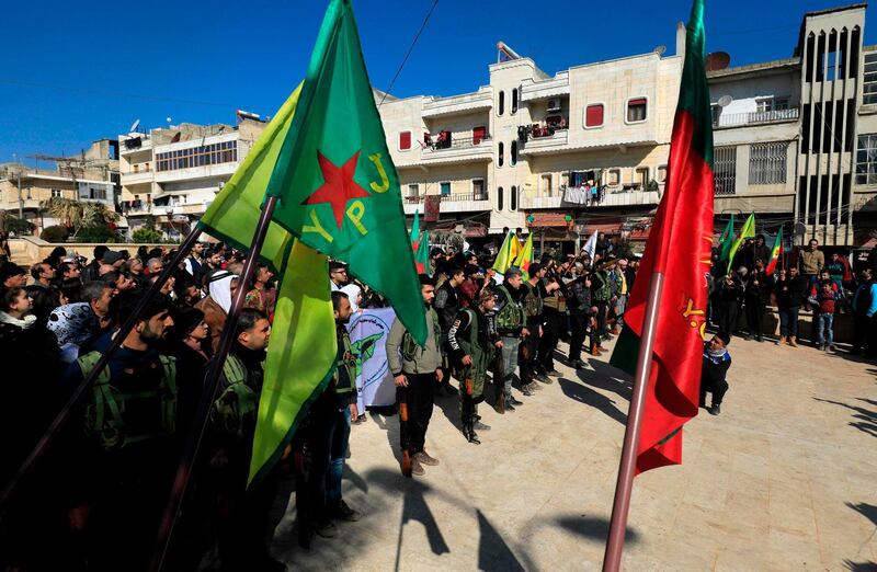 Syrian-Kurds attend an impromptu parade in Afrin as civilians enlist to fight an assault by Turkish troops and allied rebels on the Kurdish People's Protection Units (YPG) in Syria's border region on January 28, 2018.
Town officials called for a "mass mobilisation" of civilians to fight the Turkish forces who began their cross-border assault on the Afrin region on January 20.  / AFP PHOTO / DELIL SOULEIMAN