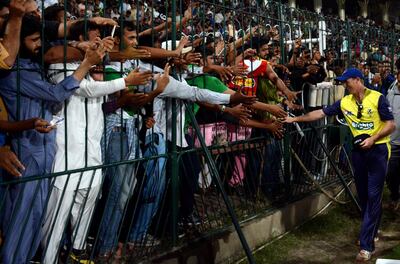 epa06202767 Morne Morkel of World XI Cricket team shakes hands with Pakistani spectators during the second T-Twenty Cricket match between World XI and Pakistan cricket team at the Gadaffi cricket stadium in Lahore, Pakistan, 13 September 2017. World XI squad, which is captained by South Africa's Faf du Plessis and comprises of 14 players from seven different countries is currently visiting Pakistan to play three T-Twenty matches in a bid to revive the international cricket in the country.  EPA/RAHAT DAR
