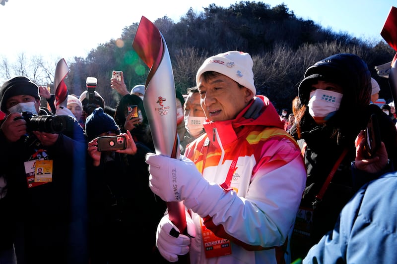 Hong Kong celebrity Jackie Chan holds the 2022 Winter Olympic torch after taking part in the torch relay at the Badaling Great Wall on the outskirts of Beijing, China, Thursday, Feb.  3, 2022.  (AP Photo / Ng Han Guan)