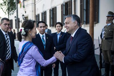 Budapest, 2019. június 5.
A Miniszterelnöki Sajtóiroda által közreadott képen Orbán Viktor miniszterelnök fogadja Aung Szan Szú Kji mianmari államtanácsost a Karmelita kolostor elõtt 2019. június 5-én.
MTI/Miniszterelnöki Sajtóiroda