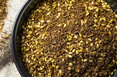 R5CDN7 Raw Organic MIddle Eastern Zaatar Spices in a Bowl