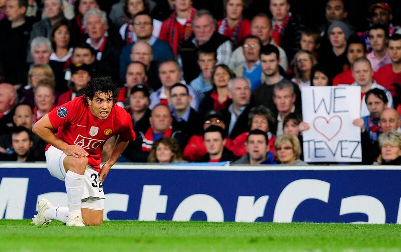 Manchester United fans show their support for Carlos Tevez (L) during their Champions League semi-final, first leg soccer match against Arsenal in Manchester, northern England, April 29, 2009. REUTERS/Nigel Roddis (BRITAIN SPORT SOCCER)
