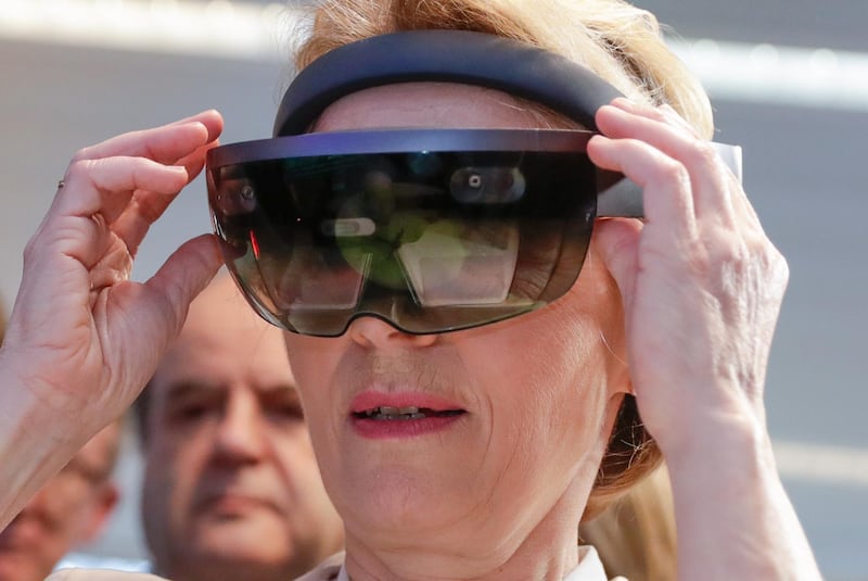 epa08226226 President of the European Commission Ursula von der Leyen wears AR goggle as she tests the invention 'Sara', a computer-assisted surgery (CAS) device, during a visit at the AI Xperience Center at the VUB (Vrije Universiteit Brussel) in Brussels, Belgium, 18 February 2020.  EPA/STEPHANIE LECOCQ / POOL