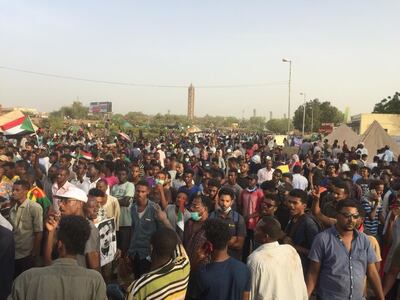 Sudanese protesters rally in front of the military headquarters in the capital Khartoum on April 11, 2019.  The Sudanese army today was planning to make "an important announcement", state media said, after months of protests demanding the resignation of longtime leader President Omar al-Bashir. Thousands of Khartoum residents chanted "the regime has fallen" as they flooded the area around army headquarters where protesters have held an unprecedented sit-in now in its sixth day. / AFP / -
