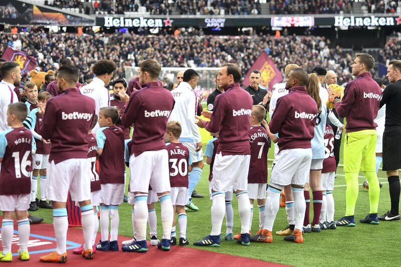 LONDON, ENGLAND - APRIL 29:  The West Ham United player create a guard of honor for the Manchester City team prior to the Premier League match between West Ham United and Manchester City at London Stadium on April 29, 2018 in London, England.  (Photo by Michael Regan/Getty Images)