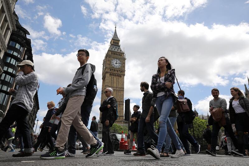 Tourists walk past Big Ben in Westminster, London, Britain June 9, 2017. Reuters/Marko Djurica - RC143471B100