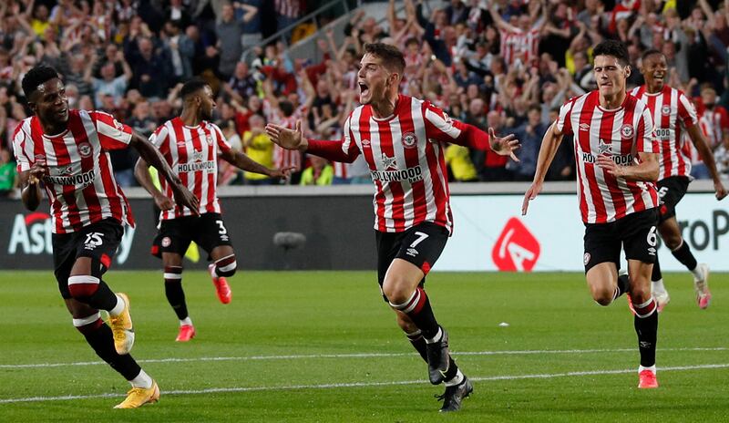 Brentford's Spanish striker Sergi Canos (C) celebrates scoring the opening goal during the Premier League victory against Arsenal.