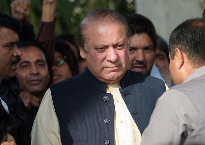 (FILES) This file photo taken on September 26, 2017 shows Pakistani ousted prime minister Nawaz Sharif (C) as he leaves after a press conference on his appearance in front of an accountability court to face corruption charges, in Islamabad.
A Pakistani court on October 26 issued arrest warrants for ousted prime minister Nawaz Sharif in two cases of corruption spiralling from the Panama Papers leak, his lawyers said.
 / AFP PHOTO / AAMIR QURESHI