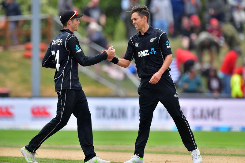 New Zealand's Trent Boult (R) celebrates bowling Pakistan's Rumman Raees ending the Pakistan innings with team mate Mitchell Santner during the third one day international cricket match between New Zealand and Pakistan at University Oval in Dunedin on January 13, 2018. / AFP PHOTO / Marty MELVILLE