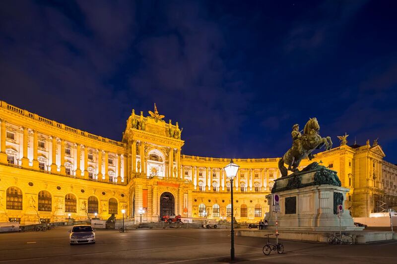 Europa, Österreich, Wien, Heldenplatz,  Prinz Eugen - Reiterstatue und Neue Burg, Teil der Wiener Hofburg, blaue Stunde. Getty Images