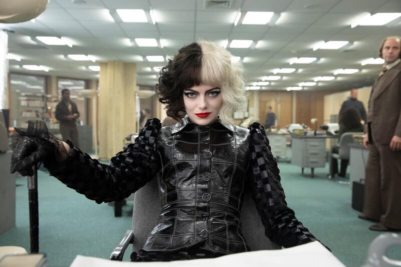 Emma Stone as Cruella in Disney’s live-action CRUELLA. Photo by Laurie Sparham. © 2021 Disney Enterprises, Inc. All Rights Reserved.