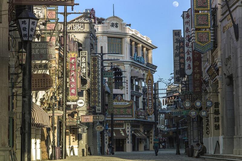 Nanyang Street of Movie Town. The attention to detail here is fantastic, right down to the overhead electrical wires – hundreds of buildings have been faithfully recreated to represent what typical China streets would have looked like 100 years ago.



Courtesy Mission Hills
