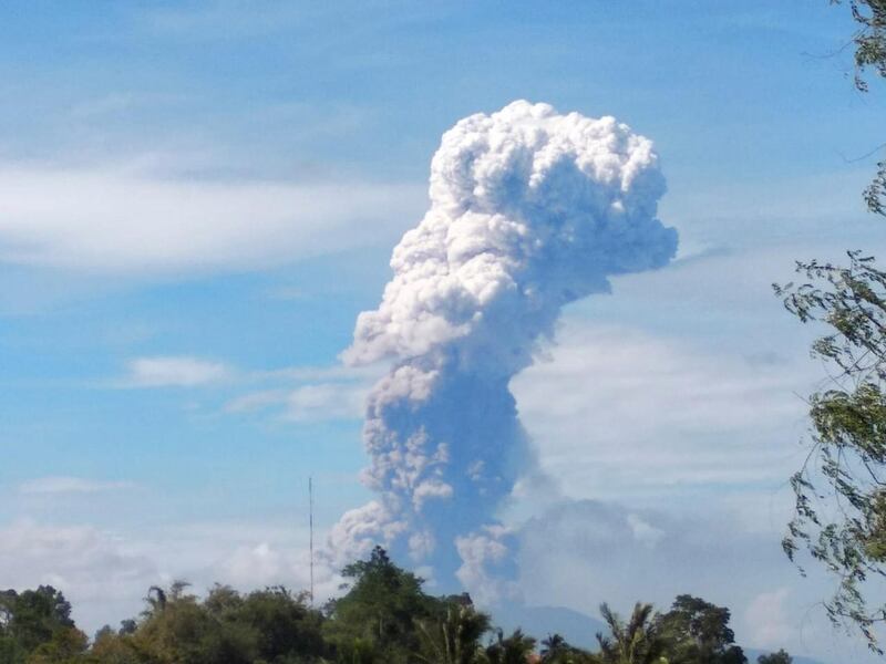 epa07065322 A handout photo made available by The National Agency for Disaster Management, abbreviated as BNPB, shows Mount Soputan as it spews hot ash in Minahasa, North Sulawesi, Indonesia, 03 October 2018.  The Mount Soputan volcano in North Sulawesi province of Indonesia erupted, spewing a column of hot ash up to 4km high, according to a BNPB official.  EPA/BNPB / HANDOUT  HANDOUT EDITORIAL USE ONLY/NO SALES