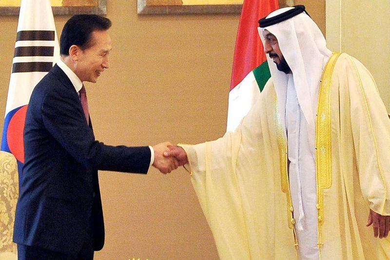 South Korean President Lee Myung-Bak (L) and Sheikh Khalifa bin Zayed, President of the UAE and Ruler of Abu Dhabi, shake hands after having a deal signed on economic cooperation in Abu Dhabi.  A South Korea-led consortium won a 20-billion-USD contract to build four nuclear power plants in the Middle East country.