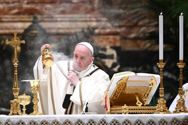 TOPSHOT - Pope Francis holds a thurible as he leads a Christmas Eve mass to mark the nativity of Jesus Christ on December 24, 2020, at St Peter's basilica in the Vatican, amidst the Covid-19 pandemic, caused by the novel coronavirus. / AFP / POOL / Vincenzo PINTO