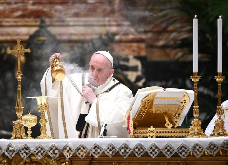 TOPSHOT - Pope Francis holds a thurible as he leads a Christmas Eve mass to mark the nativity of Jesus Christ on December 24, 2020, at St Peter's basilica in the Vatican, amidst the Covid-19 pandemic, caused by the novel coronavirus. / AFP / POOL / Vincenzo PINTO
