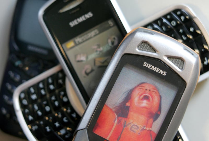 Siemens mobile phones are pictured in Munich June 7, 2005. Germany's Siemens is to sell its loss-making mobile-phones unit to Taiwanese technology group BenQ, it confirmed in a statement on June 7, 2005. The German engineering conglomerate said the transaction, as part of which it would acquire 50 million euros ($61 million) worth of new BenQ shares, would hurt its pre-tax result by around 350 million euros. REUTERS/Alexandra Winkler   AX/MAD