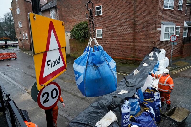 Council workers build a flood defence wall from sandbags to protect houses next to the River Ouse in York. Getty Images