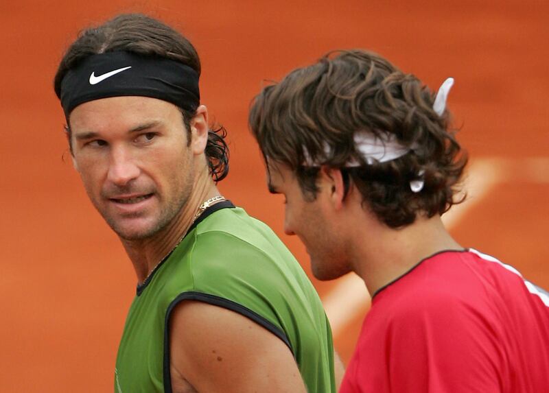 Spanish Carlos Moya (L) looks at Swiss Roger Federer (R) after their fourth round match of the tennis French Open at Roland Garros, 29 May 2005 in Paris. Federer won 6-1, 6-4,6-3. AFP PHOTO  CHRISTOPHE SIMON (Photo by CHRISTOPHE SIMON / AFP)