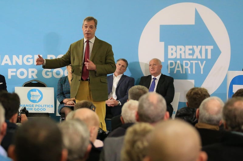 Brexit Party leader Nigel Farage takes part in a campaign event in Hull on November 14, 2019. / AFP / Lindsey Parnaby
