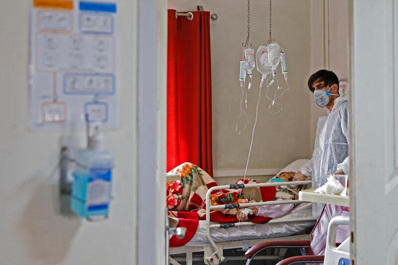 An Iranian medic treats a patient infected with the COVID-19 virus at a hospital in Tehran on March 1, 2020. - A plane carrying UN medical experts and aid touched down on March 2, 2020, in Iran on a mission to help it tackle the world's second-deadliest outbreak of coronavirus as European powers said they would send further help. (Photo by KOOSHA MAHSHID FALAHI / MIZAN NEWS AGENCY / AFP) / === RESTRICTED TO EDITORIAL USE - MANDATORY CREDIT "AFP PHOTO / HO / MIZAN NEWS AGENCY" - NO MARKETING NO ADVERTISING CAMPAIGNS - DISTRIBUTED AS A SERVICE TO CLIENTS ===