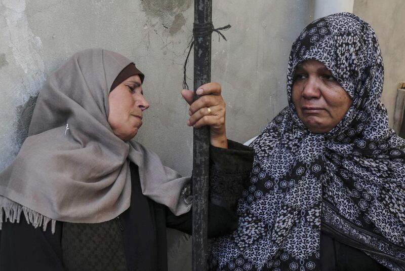 The relatives of Mohammed Ghassan Abu Daqqa, a Palestinian shot by Israeli forces during border-protests east of Khan Yunis on May 14, mourn during his funeral after he succmbed to his wounds on June 21, 2018. At least 33 Palestinians have been killed in clashes since mass protests broke out along the Gaza border on March 30, while no Israelis have been killed.
The protests peaked on May 14 when at least 62 Palestinians were killed as thousands approached the heavily guarded border fence on the same day the United States moved its Israel embassy from Tel Aviv to Jerusalem. / AFP / SAID KHATIB
