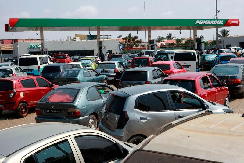 Luanda residents queue with their cars at a gas station on December 22, 2017 in Luanda, Angola.
Angola has suffered a week of fuel shortages, a bitter irony for one of Africa's leading oil producers, and a hardship that some people blame on opponents of incumbent President. The majority of petrol stations in the capital Luanda have had long lines of motorists for seven days now, all waiting for the chance to fill up their tanks. / AFP PHOTO / AMPE ROGERIO