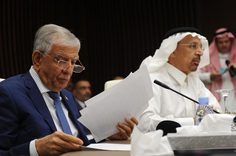 Saudi Energy Minister Khalid al-Falih (R) and Iraqi Oil Minister Jabbar al-Luaybi hold a joint press conference in the Saudi Red Sea resort of Jeddah on August 10, 2017. / AFP PHOTO / STRINGER