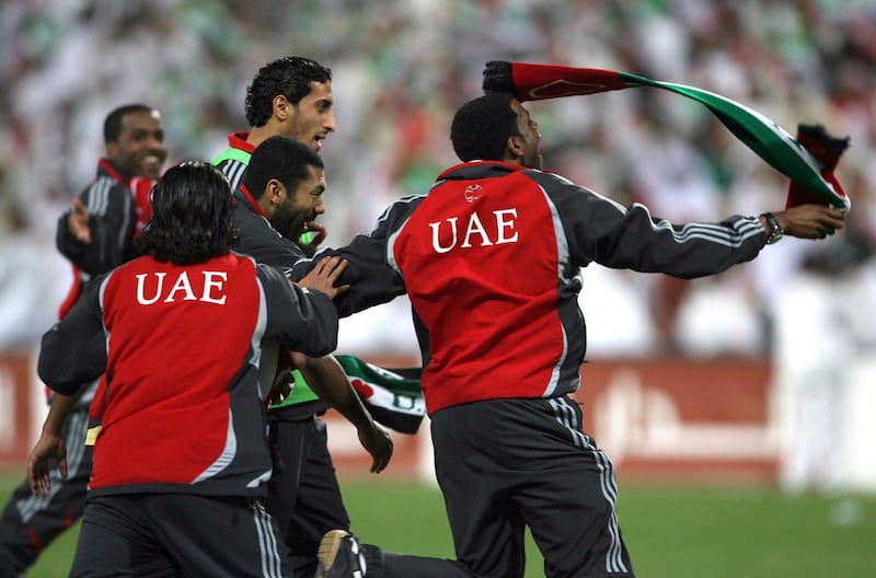 Emirati teammates celebrate after winning against Kuwait during their 18th Gulf Cup Championship football match in Abu Dhabi, 24 January 2007. United Arab Emirates won the match 3-2 to qualify for the semifinal. AFP PHOTO/RABIH MOGHRABI (Photo by RABIH MOGHRABI / AFP)
