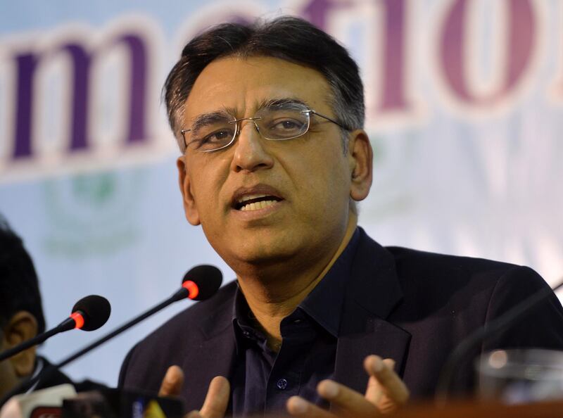 Pakistan's Finance Minister Asad Umar speaks during a news conference in Islamabad on October 25, 2018.  Pakistan's Prime Minister Imran Khan will visit China next week, authorities said on October 25, as the former cricketer mounts a desperate search for funds to prop up the nation's dire finances. The confirmation of Khan’s first visit to China as premier comes days after Pakistan secured $6 billion dollars in funding from Saudi Arabia to help stave off a widening balance of payment crisis.
 / AFP / AAMIR QURESHI
