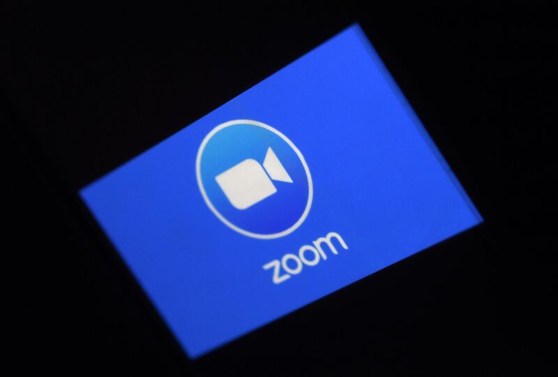 In this photo illustration a Zoom App logo is displayed on a smartphone on March 30, 2020 in Arlington, Virginia.  The Zoom video meeting and chat app has become the wildly popular host to millions of people working and studying from home during the coronavirus outbreak. / AFP / Olivier DOULIERY
