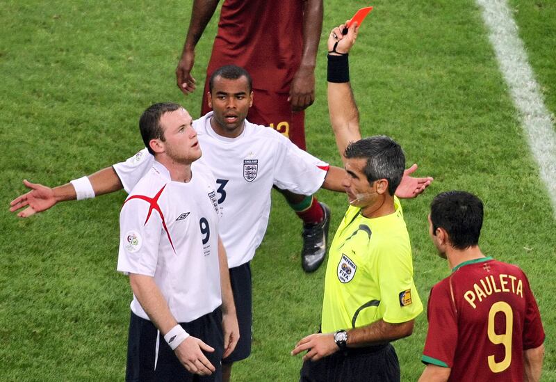 Argentinian referee Horacio Elizondo (2ndR) shows the red card to English forward Wayne Rooney (L) during the World Cup 2006 quarter final football game England vs. Portugal, 01 July 2006 at Gelsenkirchen stadium. AFP PHOTO / PATRIK STOLLARZ / AFP PHOTO / PATRIK STOLLARZ