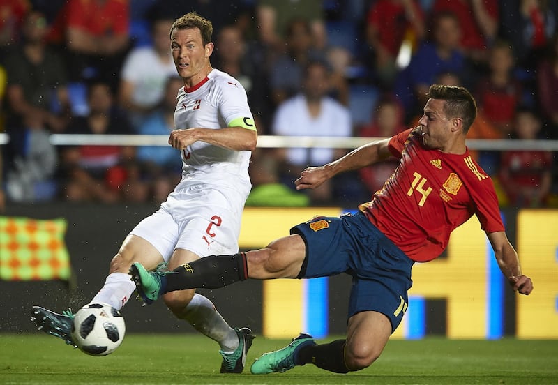 VILLAREAL, SPAIN - JUNE 03:  Cesar Azpilicueta of Spain competes for the ball with Stephan Lichtsteiner (L) of Switzerland during the International Friendly match between Spain and Switzerland at Estadio de La Ceramica on June 3, 2018 in Villareal, Spain.  (Photo by Manuel Queimadelos Alonso/Getty Images)