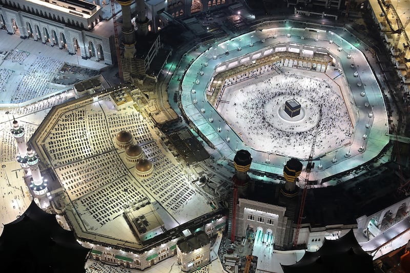 This picture taken late on May 9, 2021 during the Muslim holy fasting month of Ramadan, from the Mecca Royal Clock Tower of the Abraj al-Bait skyscraper complex, shows an aerial view of Muslim worshippers around the Kaaba, the holiest shrine in the Grand Mosque complex in Saudi Arabia's holy city of Mecca. (Photo by Bandar AL-DANDANI / AFP)