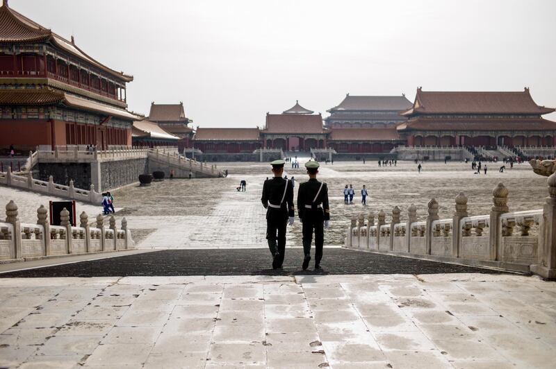 In this photo taken on October 31, 2017, Chinese paramilitary guards walk in The Forbidden City in Beijing. / AFP PHOTO / FRED DUFOUR