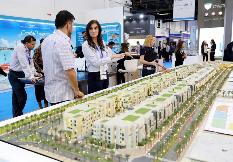 Dubai, United Arab Emirates - September 11th, 2017: Visitors at the Mirdif Hills project at the16th addition of Cityscape Global. Monday, September 11th, 2017 at World Trade centre, Dubai. 