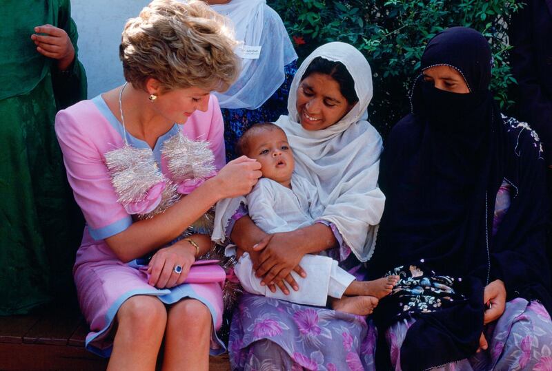 NOOPUR SHANAN, PAKISTAN - SEPTEMBER 24:  Princess Diana visiting a welfare centre in Noopur Shanan.  (Photo by Tim Graham Photo Library via Getty Images)