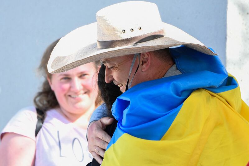 Oleksii Yeromin hugs a Ukrainian refugee at the US-Mexico border. AFP