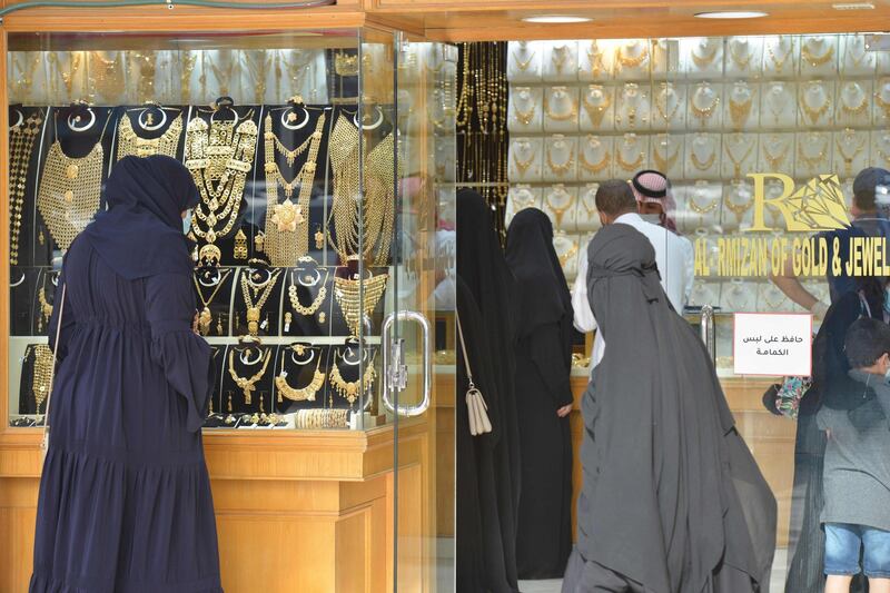 Saudis shop at a jewellery shop in the Tiba gold market in the capital Riyadh on June 29, 2020, after authorities announced a 10% increase in the VAT rate, to reach 15%, starting from first of July.  / AFP / FAYEZ NURELDINE
