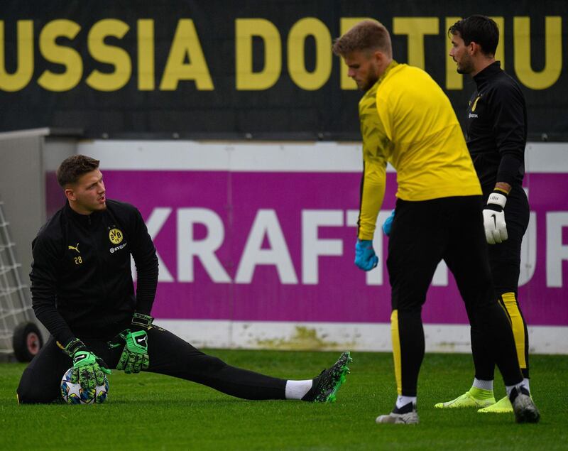 Dortmund's goalkeepers take part in a training session on the eve of the UEFA Champions League Group F football match between Borussia Dortmund and Barcelona in Dortmund, western Germany, on September 16, 2019. / AFP / SASCHA SCHUERMANN

