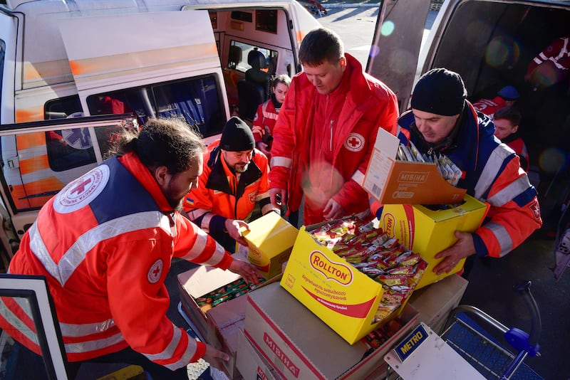 Ukrainian Red Cross staff and volunteers are providing food and other basic necessities to about 8,000 people sheltering in an underground station in Kyiv. Photo: Tebukhukhov Maksym