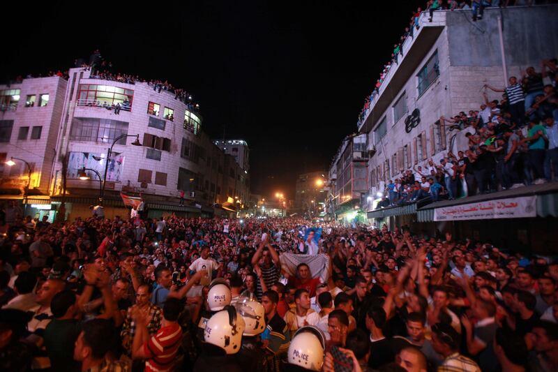 Thousands of Palestinians from the city of Ramallah celebrating the victory in the Arab Idol contestant of Mohammed Assaf from Gaza City in the West Bank city of Ramallah June 23, 2013.     AFP PHOTO / ABBAS MOMANI
 *** Local Caption ***  403961-01-08.jpg