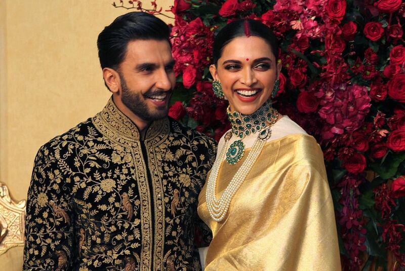 epa07181620 Newlyweds Bollywood actor Ranveer Singh (L) and Bollywood actress Deepika Padukone ( R) pose for the photographs during their wedding reception in Bangalore, India, 21 November 2018. The newly married couple hosted their first wedding reception for friends and extended family in the city.  EPA/JAGADEESH NV