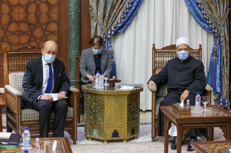 This handout picture released by the media office of Egypt's Al-Azhar mosque on November 8, 2020 shows the Grand Imam of Al-Azhar sheikh Ahmed al-Tayeb (R) meeting with France's Foreign Affairs Minister Jean-Yves Le Drian (L) in the Egyptian capital Cairo.  / AFP / AL-AZHAR MEDIA CENTRE / Handout
