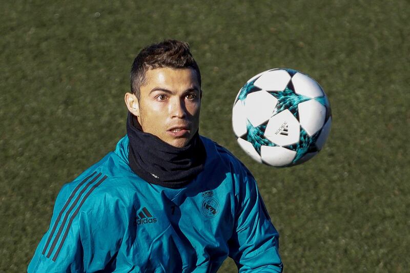 epa06368363 Real Madrid's Portuguese forward Cristiano Ronaldo takes part in a training session at the team's Valdebebas sport facilities in Madrid, Spain, on 05 December 2017. Real Madrid will face Borussia Dortmund in a UEFA Champions League groups stage soccer match on 06 December.  EPA/EMILIO NARANJO