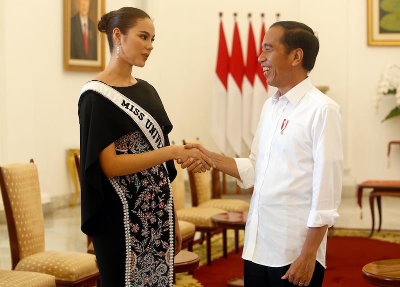 epa07428297 Indonesian President Joko Widodo (R) greets  Miss Universe 2018 Catriona Gray (L)  of the Philippines during a meeting with Indonesian beauty pegeant foundation at The Presidential Palace in Bogor, Indonesia, 11 March 2019.
Catriona is visiting Jakarta to attend the grand final of the Putri Indonesia beauty pageant 2019  EPA/ADI WEDA
