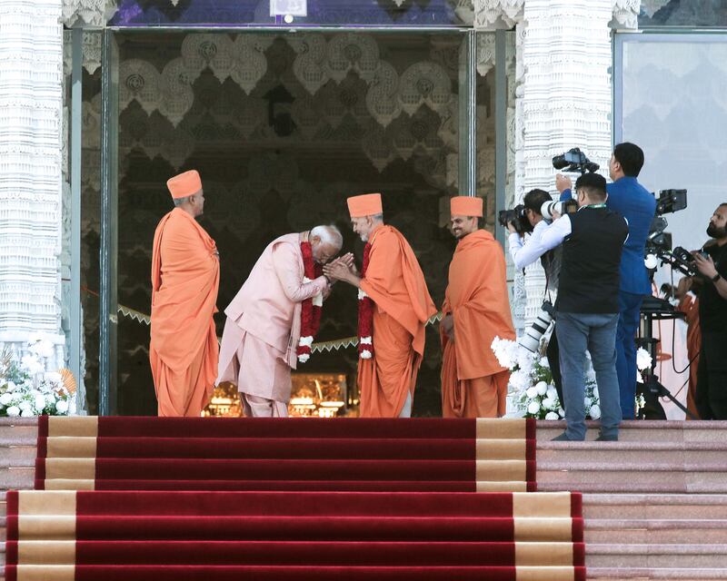 Narendra Modi is greeted by Mahant Swami Maharaj at the new temple